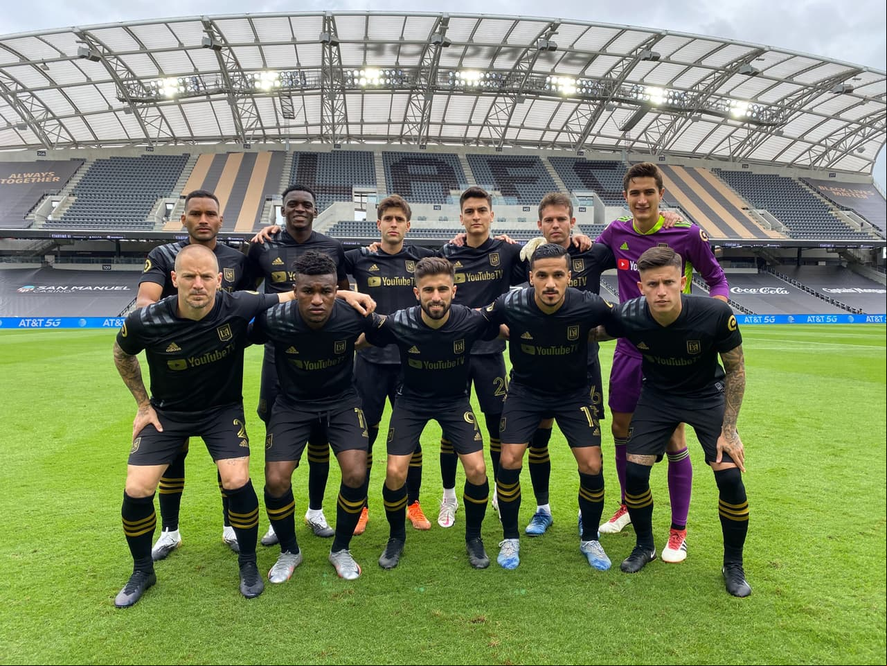 El clásico angelino denominado 'El Tráfico', tiene ganador y es el equipo de Los Angles Football Club. Dany Musovski abrió el marcador al minuto 58, y fue hasta el minuto 93, ya casi al finalizar el partido, cuando el mexicano Carlos Vela anotó el segundo que le dió la victoria a su equipo ante Los Angeles Galaxy.