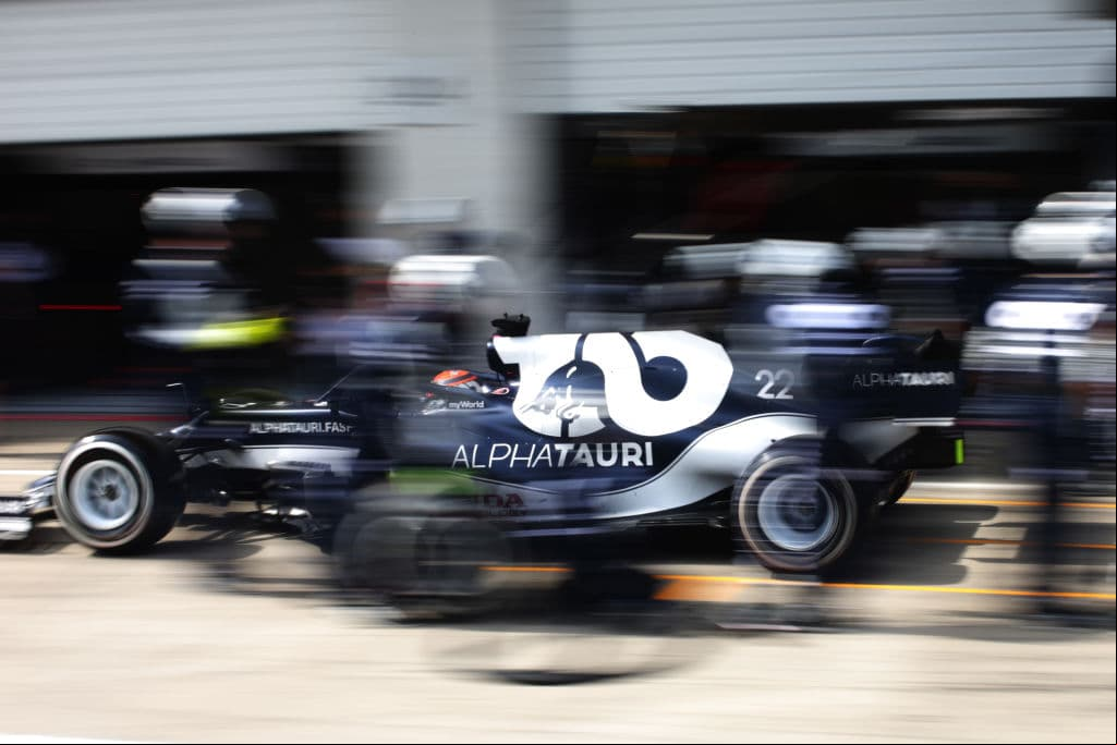 Lando Norris se corona en casa y es ganador del Gran Premio de Austria en la Formula 1. El piloto neerlandés comparte podio con Valtteri Bottas de Mercedes, quien se llevó la segunda posición y Lando Norris de McLaren con la tercera plaza. Lewis Hamilton se quedó en cuarto lugar seguido del mexicano Sergio Pérez.