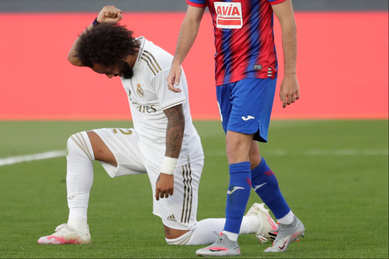 Marcelo anotó con el Real Madrid y se hincó en seña de protesta encabezada mediante diversos deportistas de raza negra alrededor del mundo a causa de la desigualdad de género provocada por el asesinato a George Floyd.
