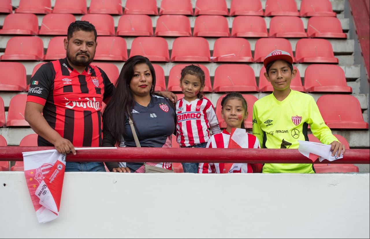 Con la ventaja de ser locales, los aficionados del Necaxa fueron los que primero llegaron al estadio Victoria pero al final se llenó de color y buen ambiente junto a los fanáticos del Toluca.