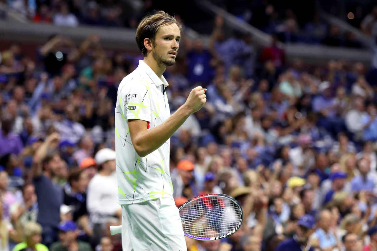 Daniil Medvedev gana 108 puntos de servicio, dos más que Nadal.