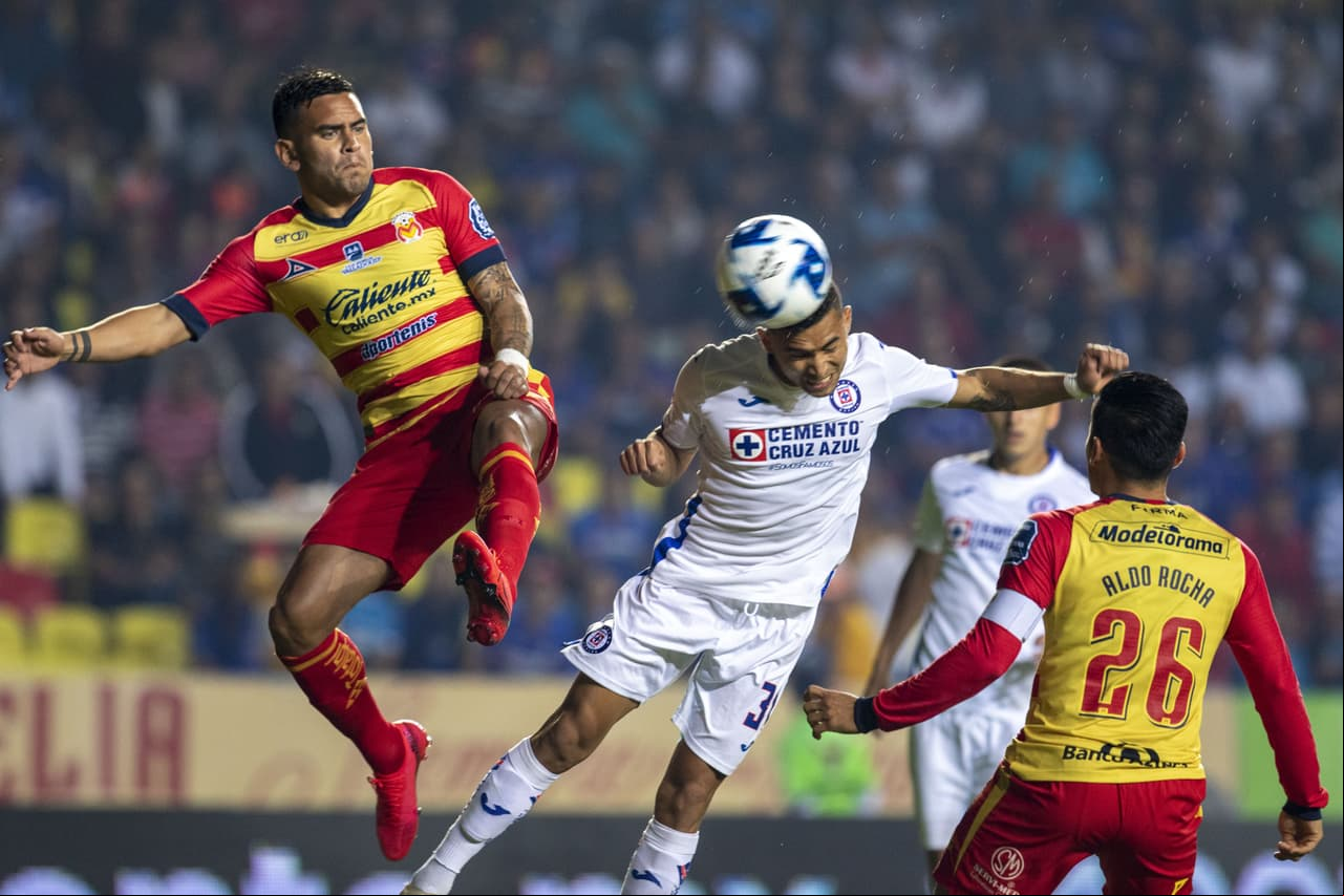 Orbelín Pineda remata solo en el área de Morelia, pero manda el balón por encima de la poertería de Luis Malagón.
