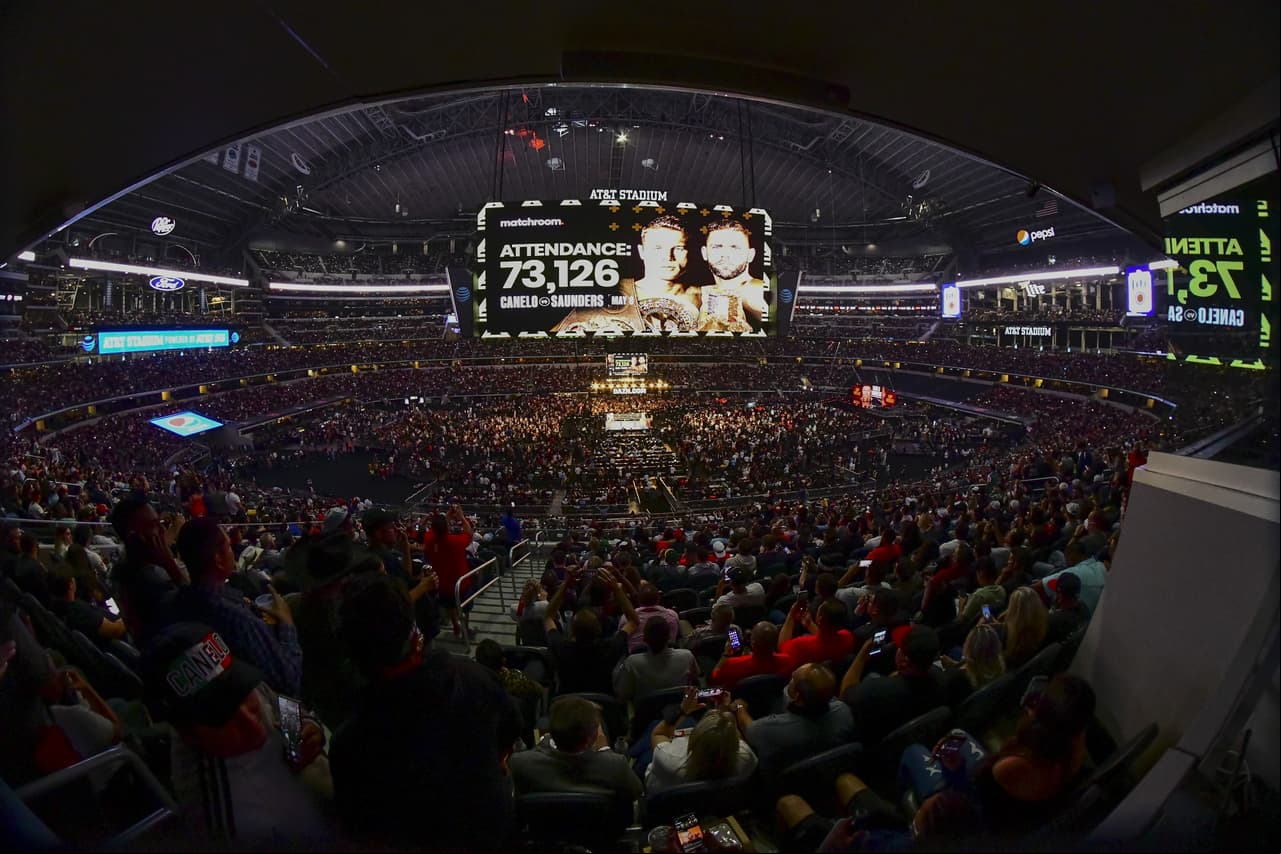 Saúl 'Canelo' Álvarez le dio una tunda al peleador británico, le cerró por completo un ojo y provocó que ya no saliera al noveno round después del castigo que recibió en 8 asaltos dominados por el mexicano.