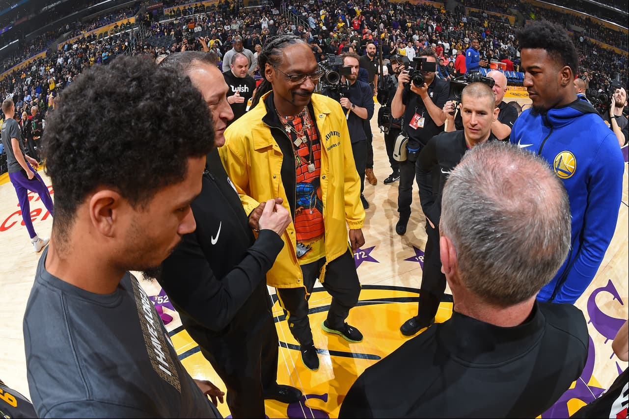 "Estoy vendiendo mi abono, tengo un abono por las próximas dos o tres temporadas. Este año, ustedes pueden tenerlo. Solo 5 dólares por el maldito abono de los Lakers. Cinco dólares es el precio", finalizó.