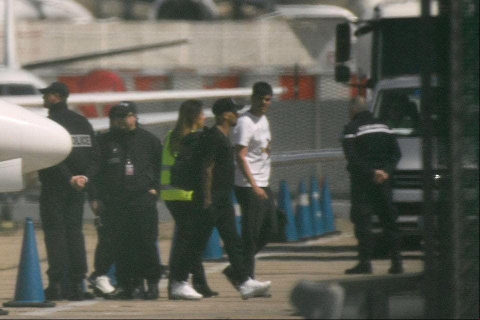 Brasil podría contar con Neymar en el Mundial, ya está en París para recuperarse