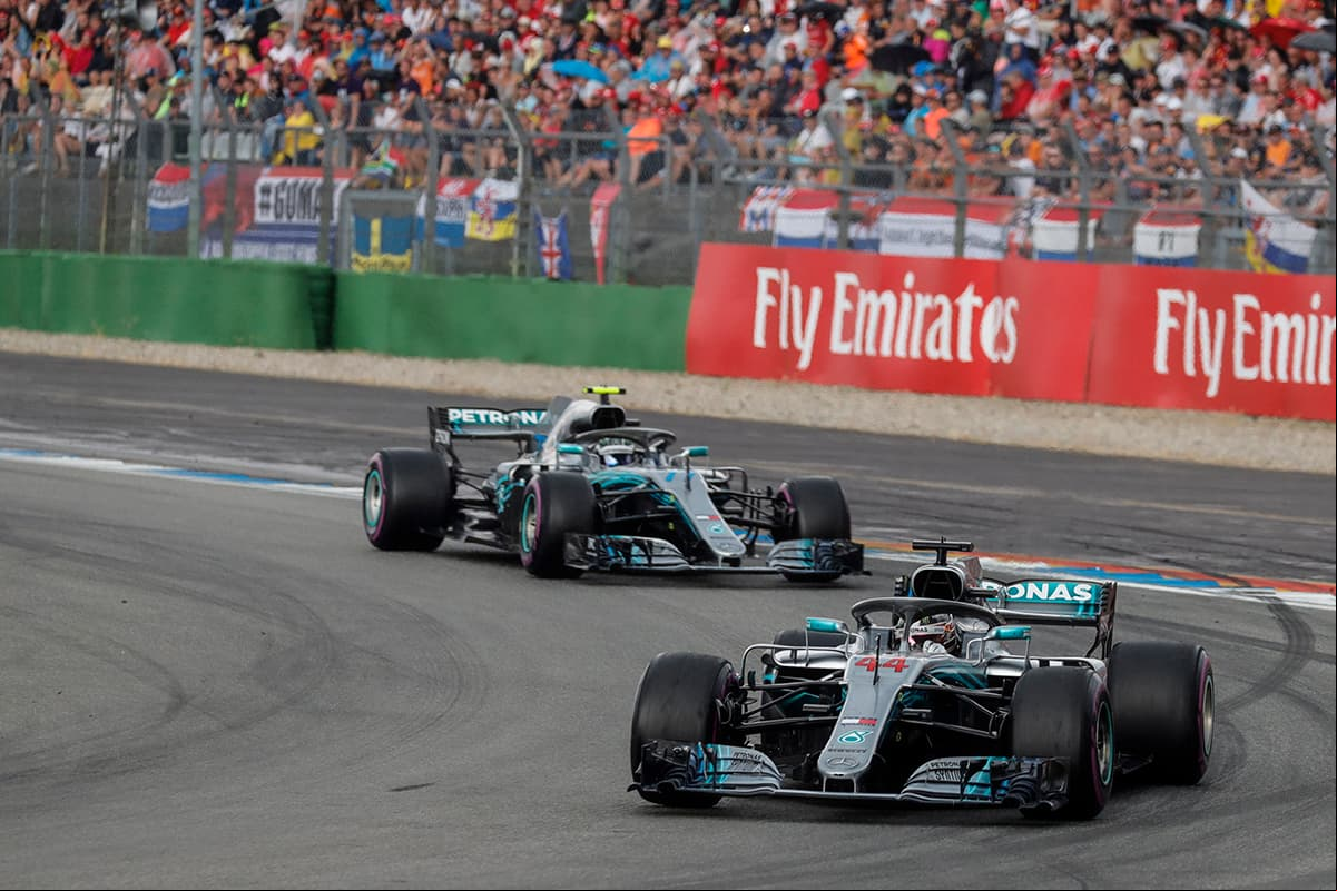 El relanzamiento de la carrera tuvo un interesante duelo entre loso dos Mercedes por un par de vueltas. Finalmente Hamilton logró mantener distancia de Vottas.