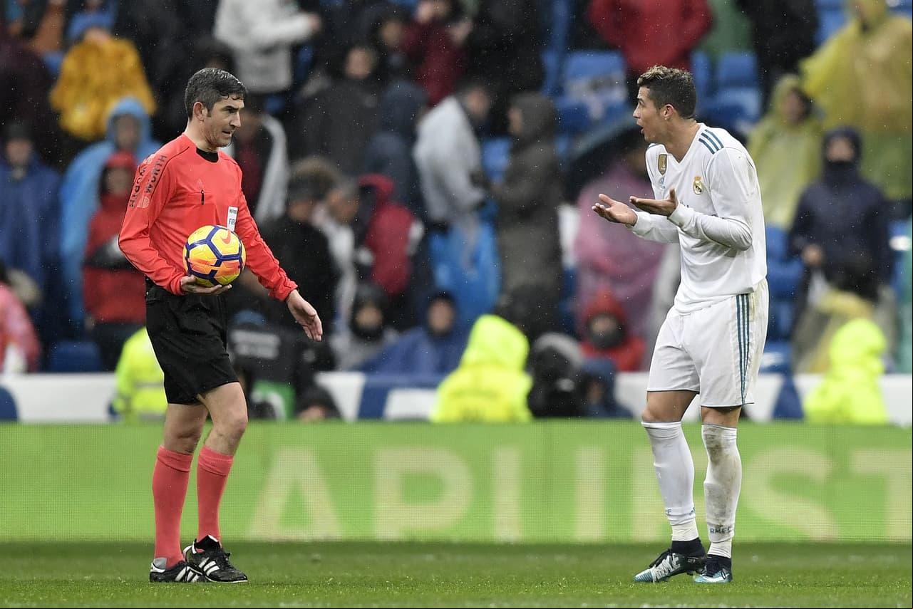 Cristiano, desesperado, proyectaba su enfado después de no marcar en tres ocasiones hacia el árbitro, Undiano Mallenco.