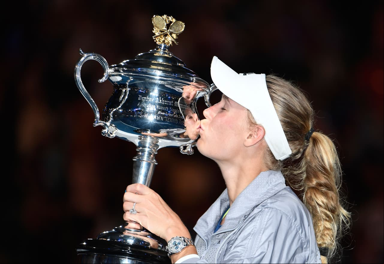 Wozniackiconquistó su primer título del Grand Slam al derrotar a la rumana Simona Halep en dos horas y 49 minutos, en la final del Australian Open.