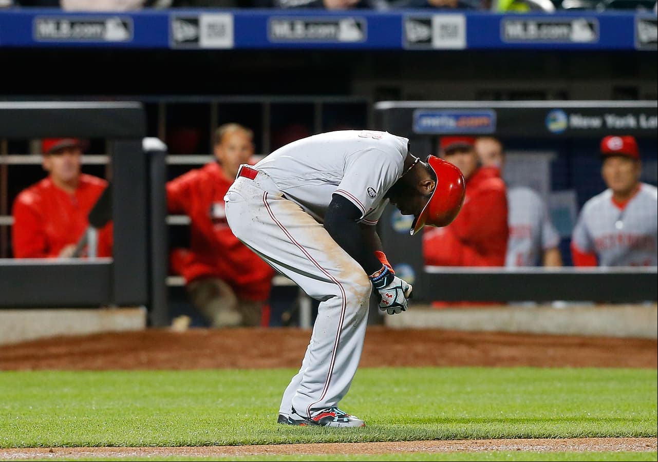 Brandon Phillips se queja luego de recibir un pelotazo en la mano.