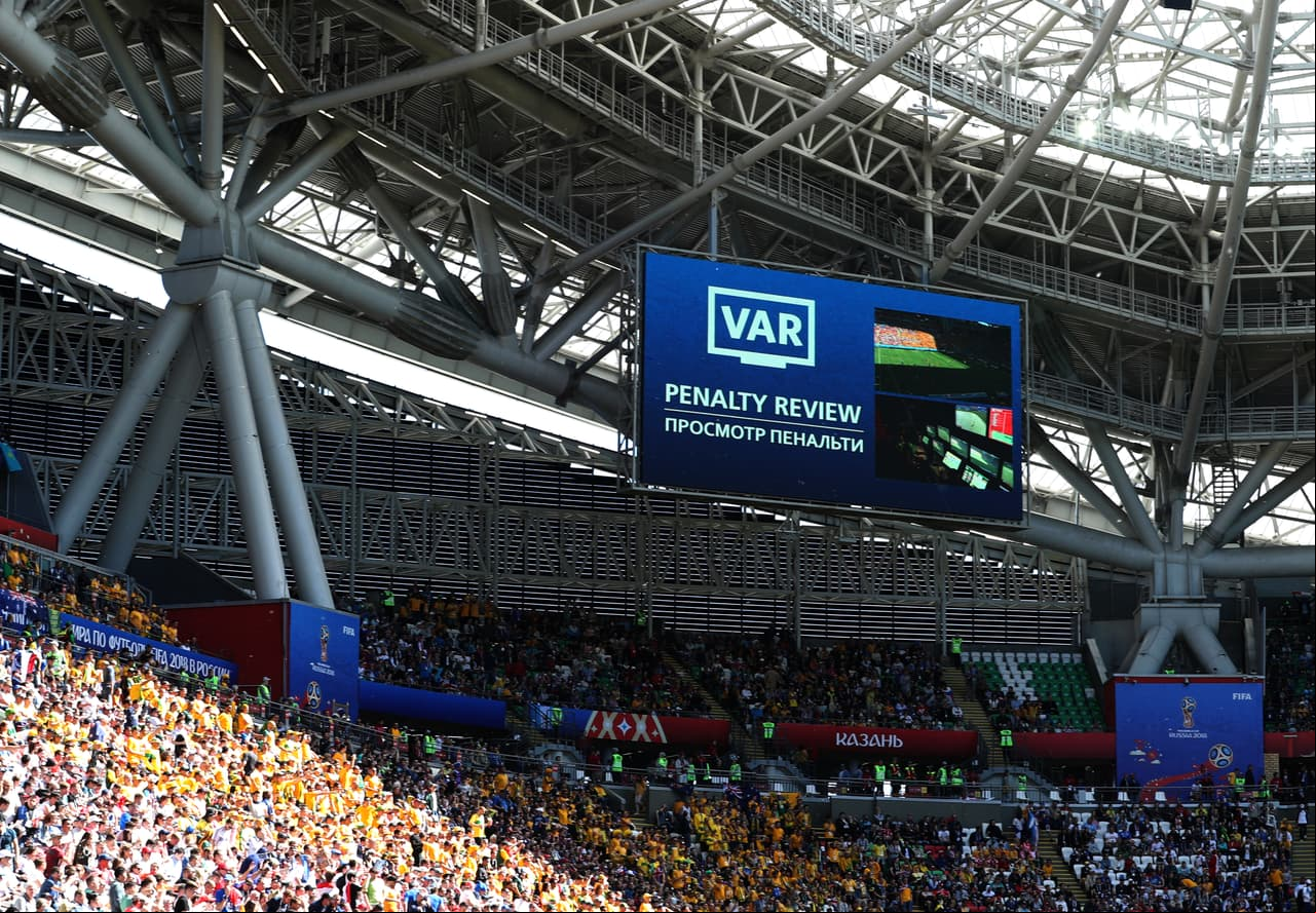El público del Kazan Arena, con 41.279 personas, vio cómo por primera vez apareció el aviso del VAR para una revisión durante un partido de Mundial.