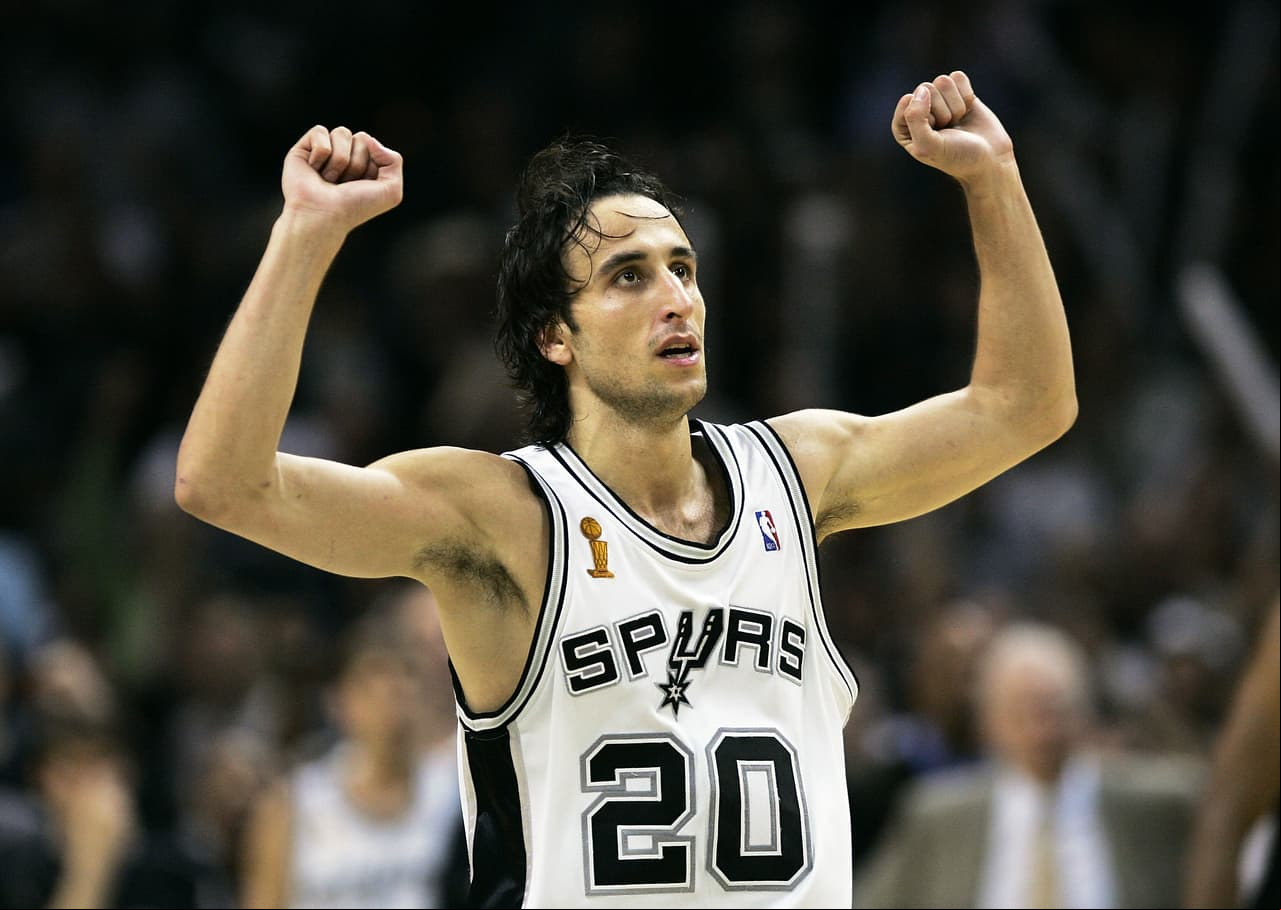 Luego de una serie de dientes apretados y que se fue a lo máximo, en 2004-2005, los Spurs terminaron imponiéndose en siete partidos a los Detroit Pistons y Manu ganaba su segundo título en la NBA.