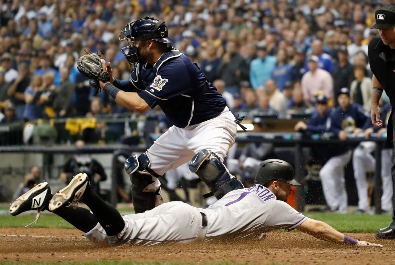 Con elevado de sacrificio al center field de Nolan Arenado, desde tercera llego barriéndose en home plate, y llegando safe, Hampson para empatar 2-2. Nervios a todo lo que daba en Miller Park.