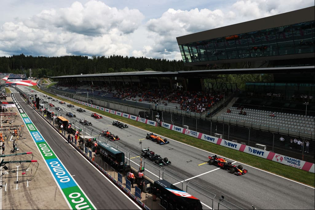 Max Verstappen se lleva el Gran Premio de Estiria en la Formula 1. El piloto neerlandés es número uno en el ranking de pilotos dejando muy atrás a Lewis Hamilton, quien quedó segundo; Bottas se queda con la tercera plaza. El mexicano Sergio Pérez no logra subir esta vez al podio, sin embargo sigue produciendo grandes resultados para Red Bull.