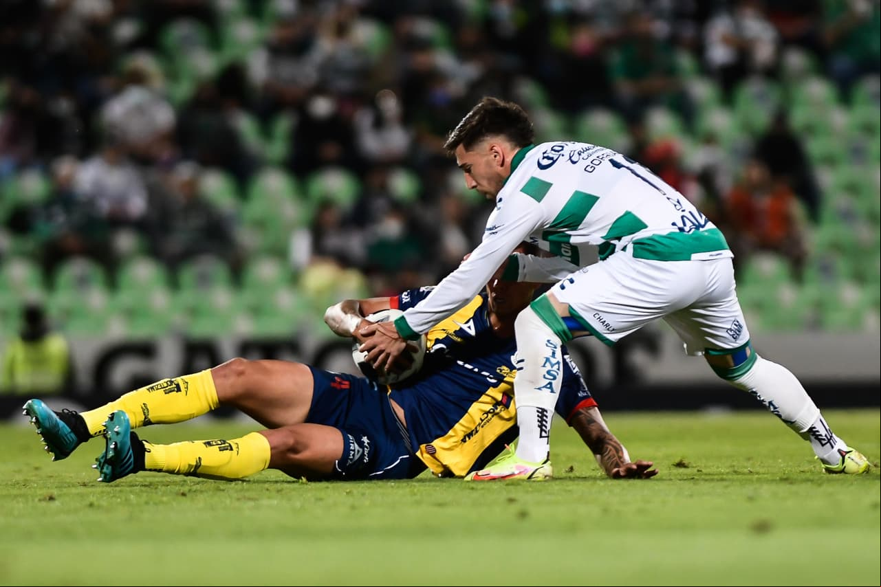 Leonardo Coelho del conjunto visitante tuvo que sailr en la primera mitad por lesión.