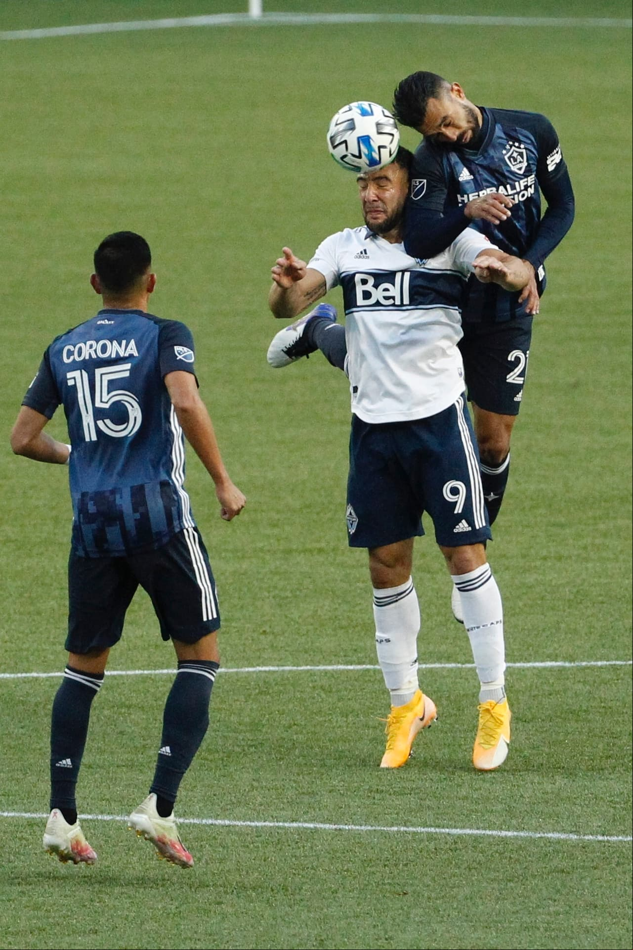 Con doblete de Fredy Montero y gol de Lucas Cavallini, los Vancouver Whitecaps golean 3-0 al LA Galaxy en casa.
