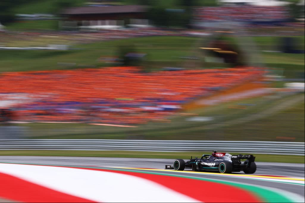 Lando Norris se corona en casa y es ganador del Gran Premio de Austria en la Formula 1. El piloto neerlandés comparte podio con Valtteri Bottas de Mercedes, quien se llevó la segunda posición y Lando Norris de McLaren con la tercera plaza. Lewis Hamilton se quedó en cuarto lugar seguido del mexicano Sergio Pérez con la sexta posición.