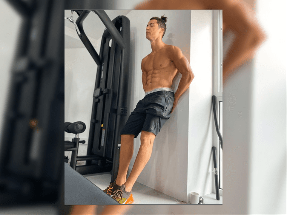 Cristiano Ronaldo rentó una villa en una isla para pasar la cuarentena. El lugar cuenta con seis habitaciones, una alberca y un salón de juegos. Incluye gimnasio privado, un cuarto de juegos para niños y dos cocinas, todo esto por la cantidad de 3,990 euros por semana.