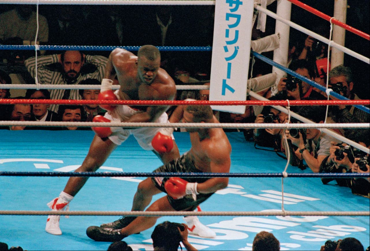Tremendo zurdazo de James Douglas para derribar y noquear a Mike Tyson por el cinturón de los pesos pesados en Japón.