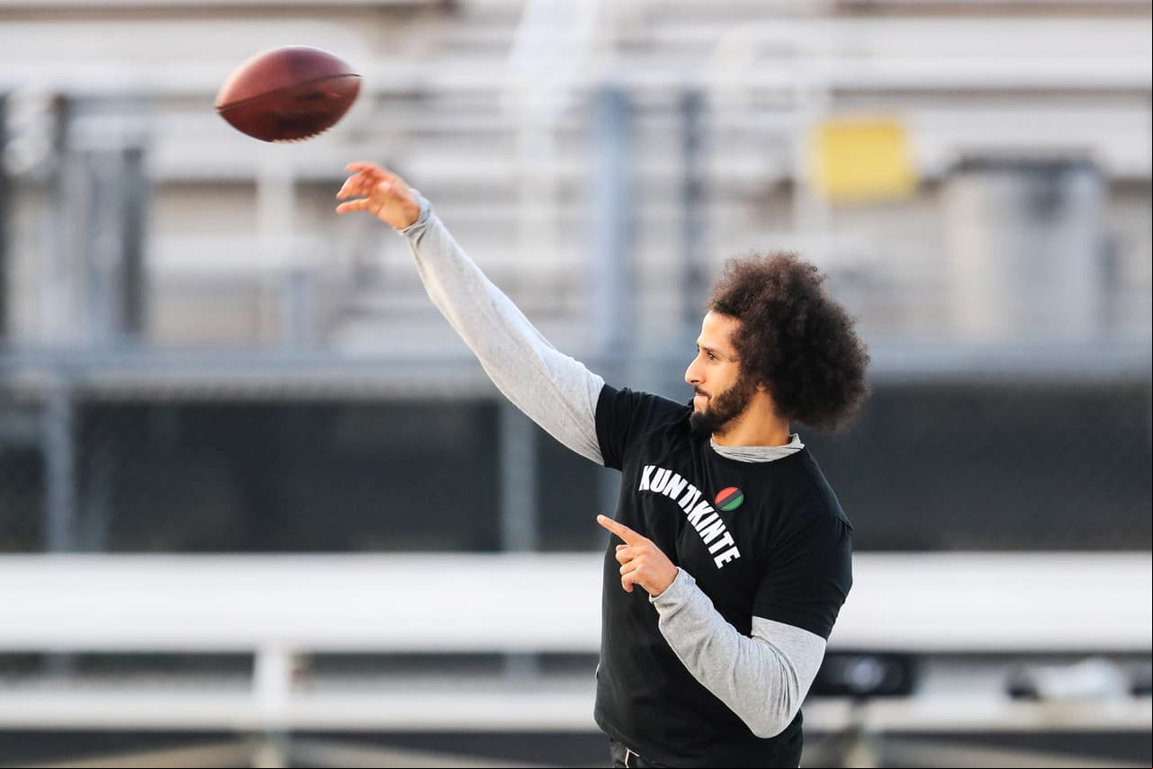 Recordemos que el quaterback estuvo muy activo y fue muy mencionado por el brutal asesinato a George Floyd en Estados Unidos, una lucha contra el racismo que no ha parado y justo motivo de sus protestas, Kaepernick fue separado de la NFL, pero sus protestas en 2017 retomaron fuerza.