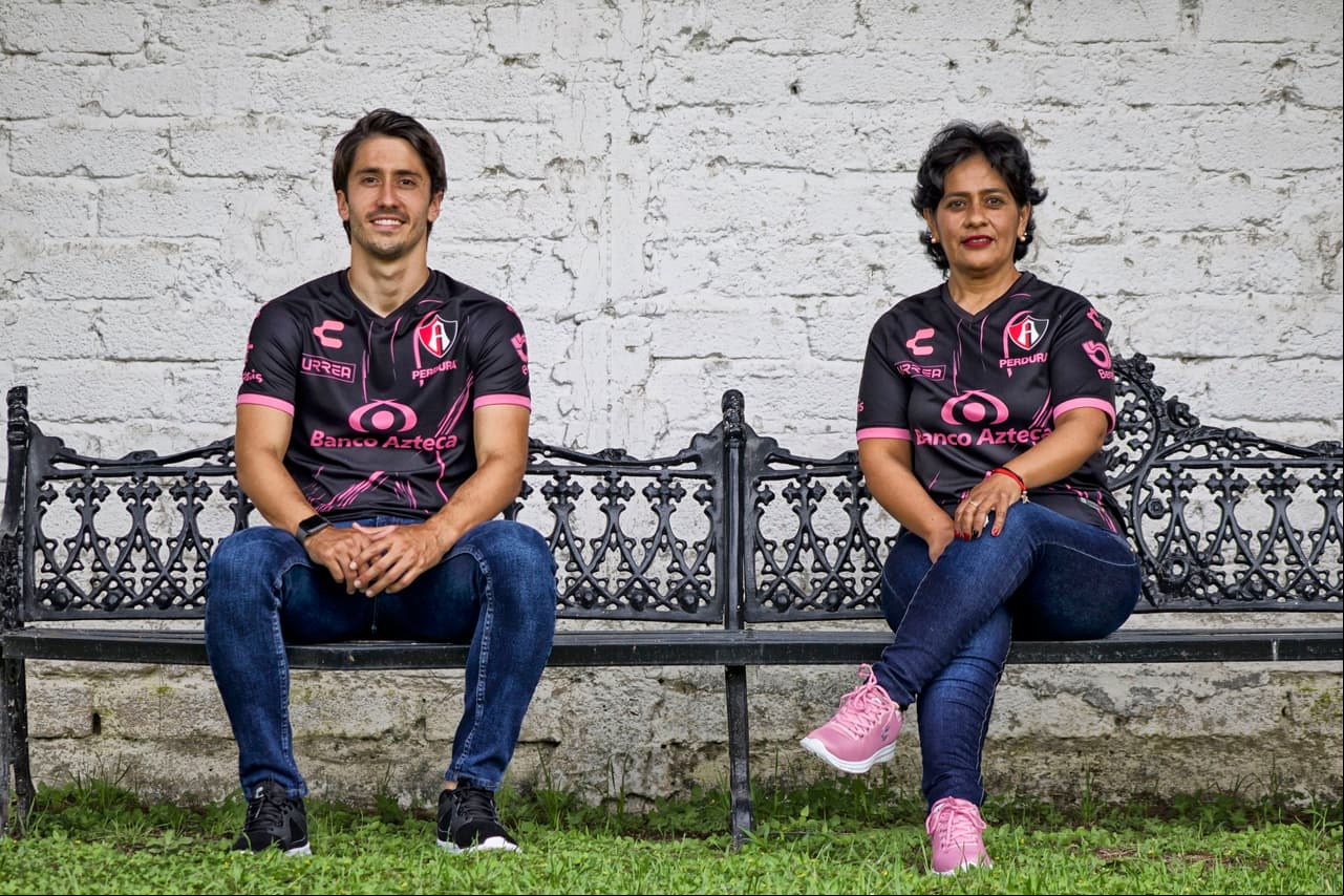 Atlas y Santos presente unos hermosos jerseys de edición especial para apoyar a la lucha frente al Cáncer de Mama en México.