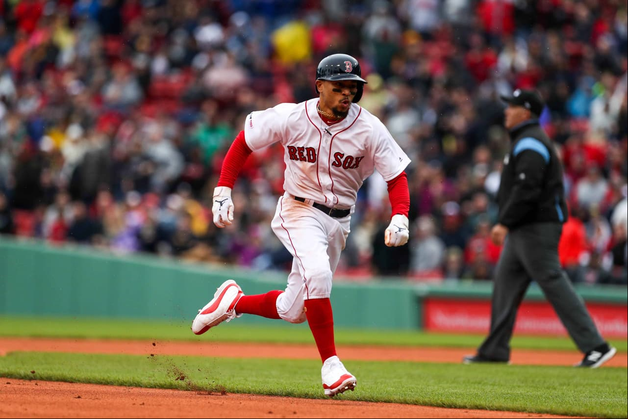 En la sexta entrada, por los Boston Red Sox, el right fielder Mookie Betts anota en pisa y corre desde la antesala para acercar 4-1 a su equipo.