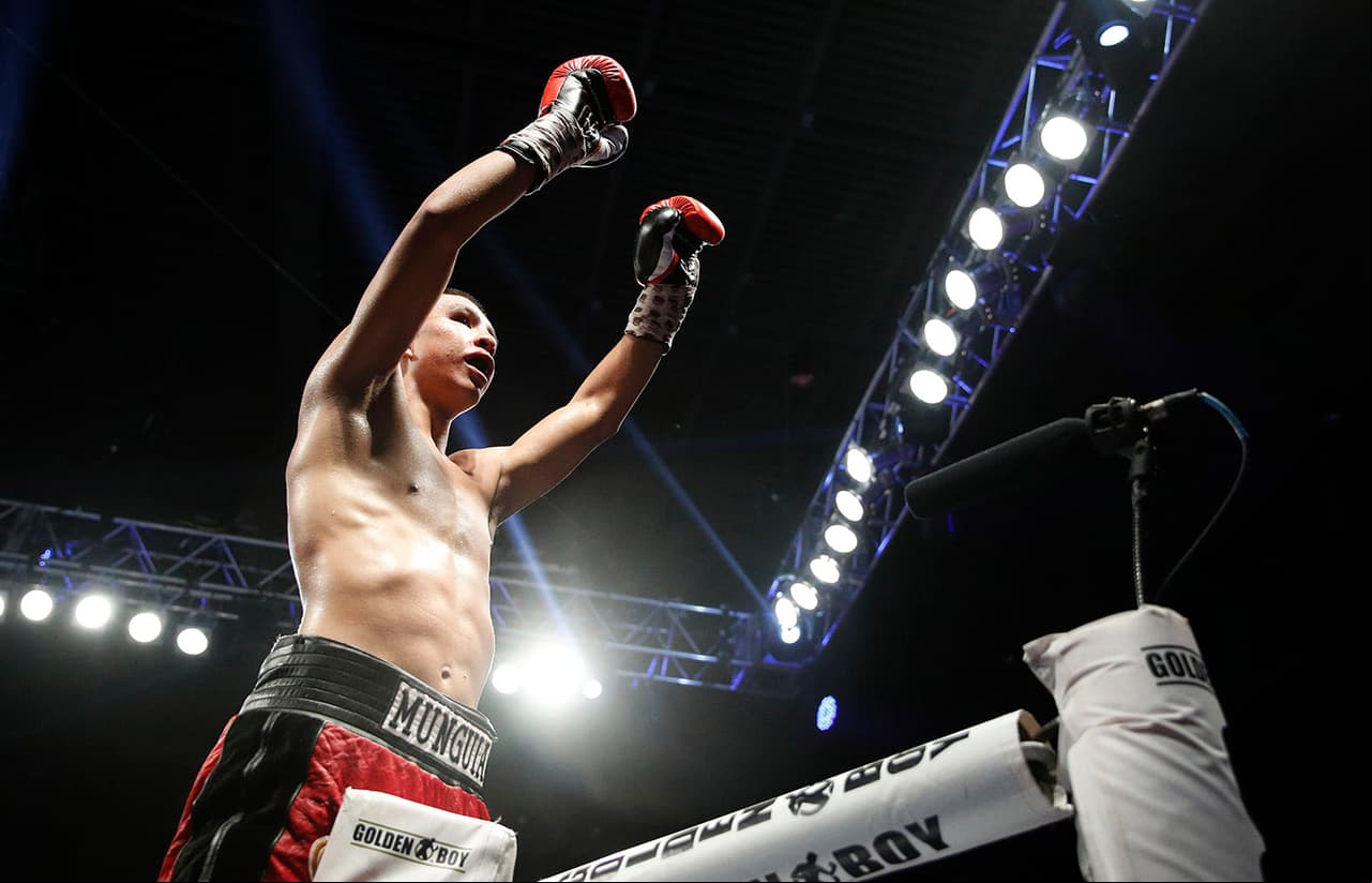 El boxeador mexicano de 21 años superó con éxito su primera defensa del título superwélter de la OMB por decisión unánima sobre el inglés Liam Smith.