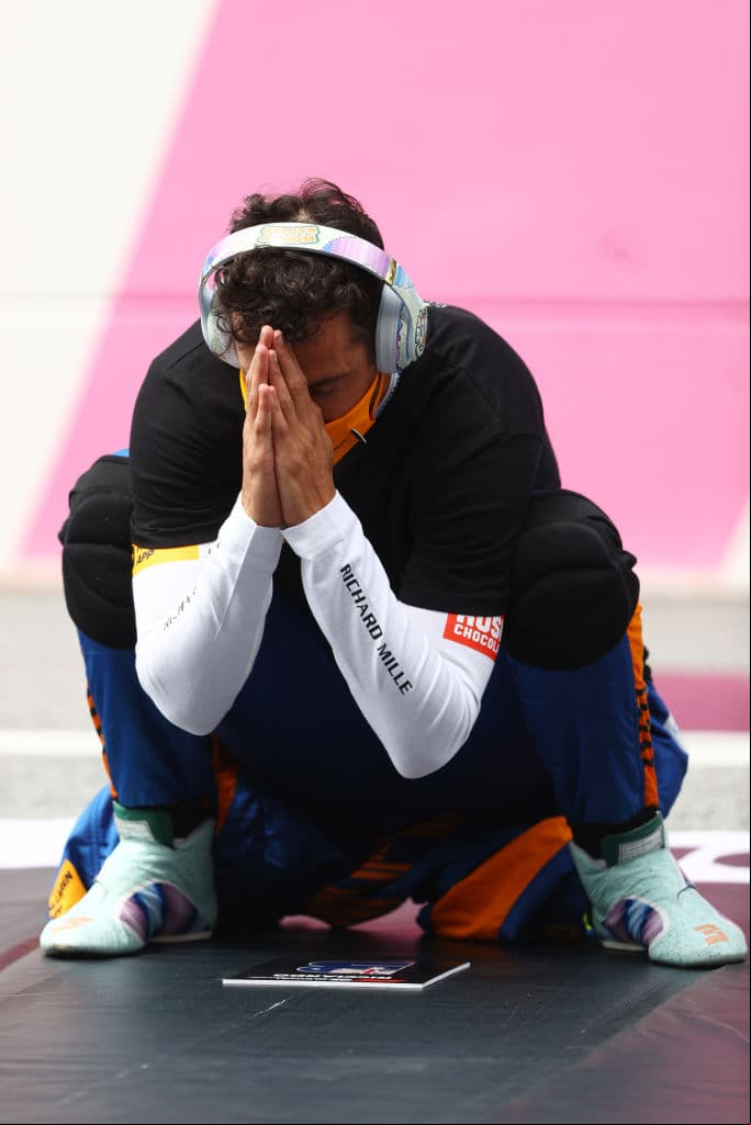 Lando Norris se corona en casa y es ganador del Gran Premio de Austria en la Formula 1. El piloto neerlandés comparte podio con Valtteri Bottas de Mercedes, quien se llevó la segunda posición y Lando Norris de McLaren con la tercera plaza. Lewis Hamilton se quedó en cuarto lugar seguido del mexicano Sergio Pérez con la sexta posición.