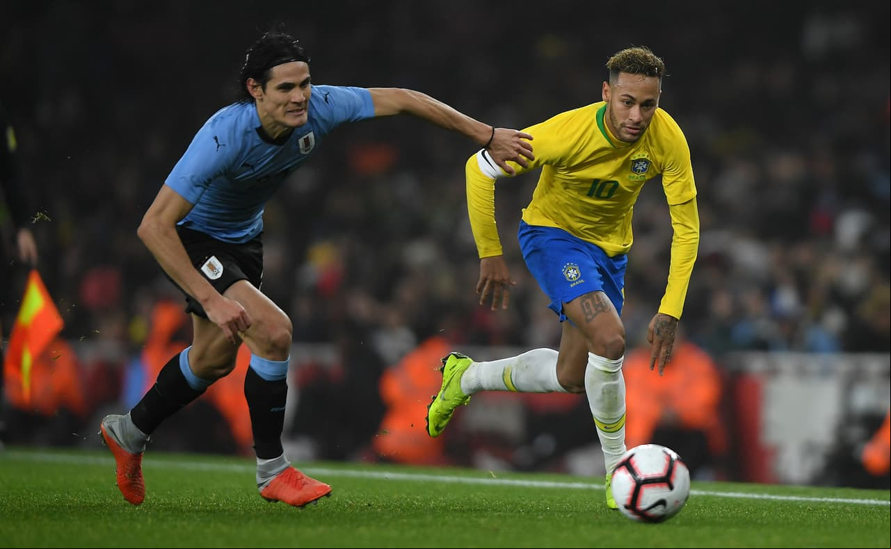 LONDON, ENGLAND - NOVEMBER 16: Neymar da Silva Santos J?nior of Brazil gets past Edinson Cavani of Uruguay during the International Friendly between Brazil and Uruguay at Emirates Stadium on November 16, 2018 in London, England. (Photo by Mike Hewitt/Getty Images)