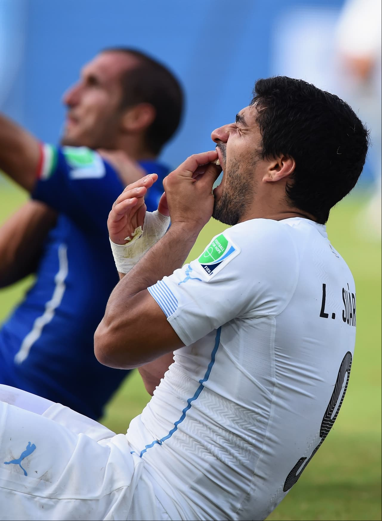 En Brasil 2014, Luis Suárez no fue ni siquiera amonestado por el silbante mexicano Marco Antonio Rodríguez luego de morder el hombro del italiano Giorgio Chiellini.