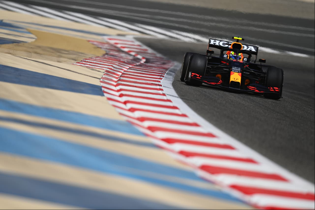 Checo Pérez fue el encargado de conducir el auto de Red Bull en el segundo día de prácticas de pretemporada de la Fórmula 1 para buscar la confiabilidad del RB16b. Su trabajo se basó en tandas largas y simulación de carrera con llantas de compuesto duro.