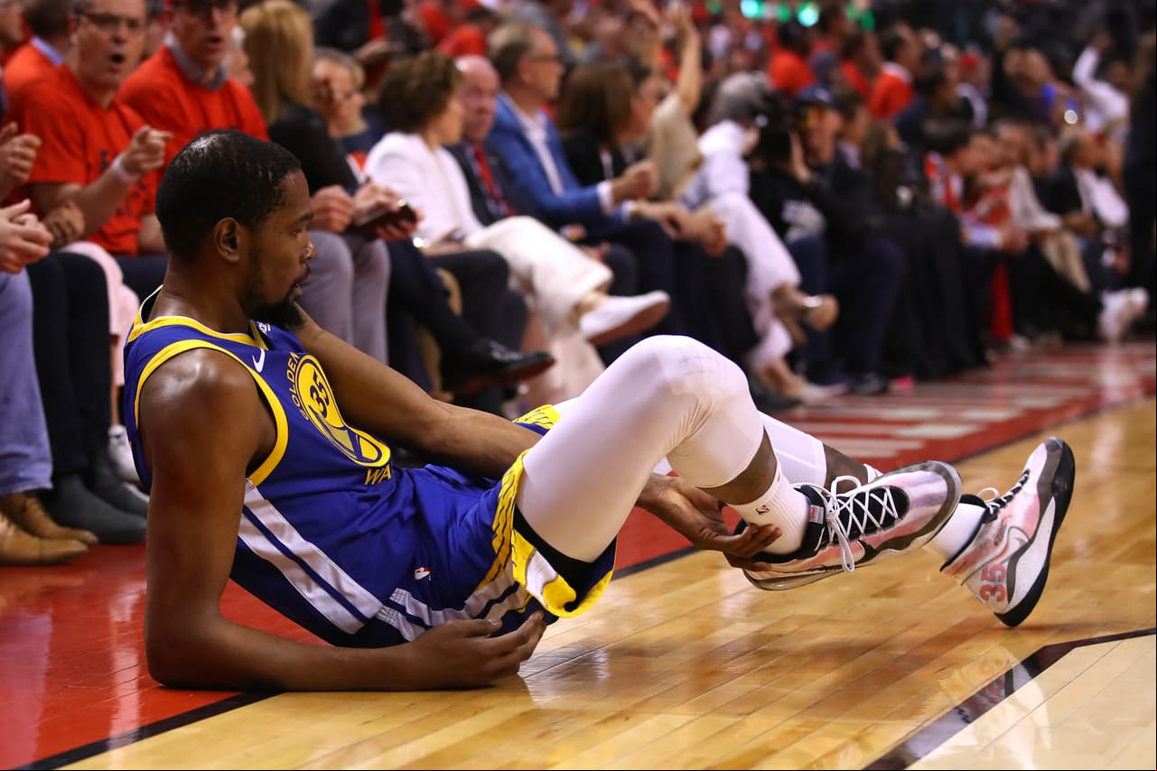 La estrella del equipo californiano reaparecía luego de 33 días de recuperación de una lesión en su gemelo y a 10 minutos del final del segundo cuarto cayó en la duela.