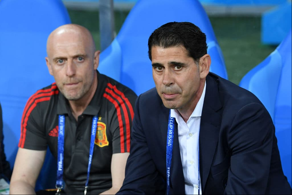 Fernando Hierro y su asistente Julián Calero en el banquillo español, aguardando el inicio del partido.