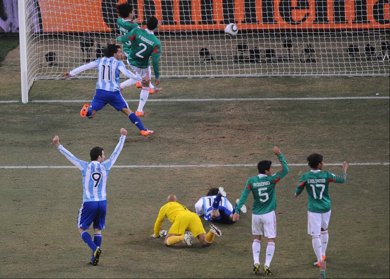 El primero de los tres goles que Argentina le metió a México debió anularse por fuera de juego de Carlos Tévez. 'El Apache' inclusó volteó a ver al juez de línea para ver si podía celebrarlo.