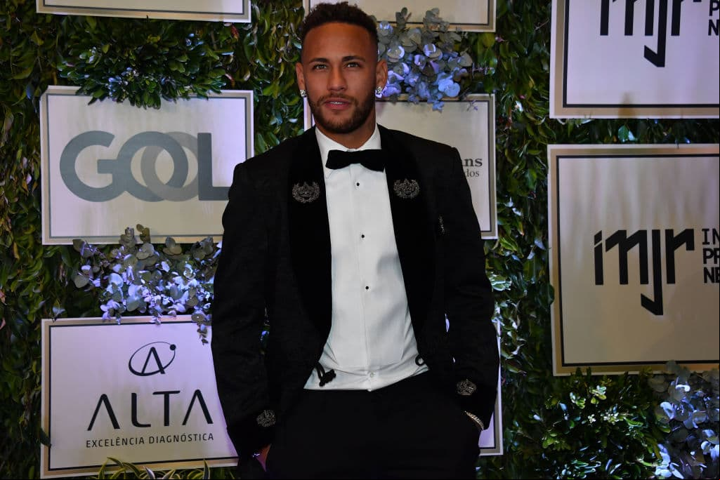 Neymar dijo que se quedará en PSG y cualquier puja por él parece estar detenida, más medios en España dicen que Real Madrid aún sueña con tenerlo. Por su fichaje pedirían 350 millones de euros.