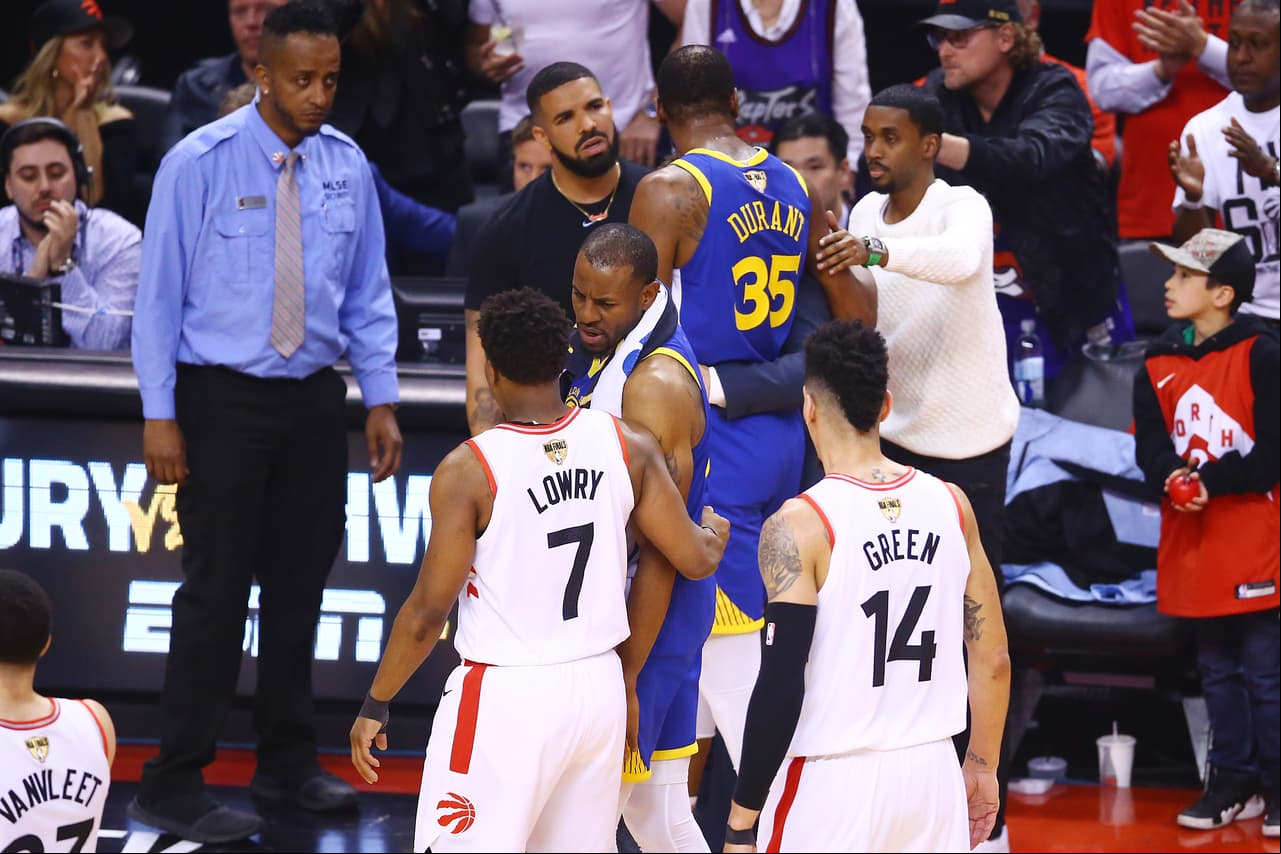 Aunque la gran mayoría de la afición de los Raptors festejaba la caída del jugador de los Warriors, el rapero Drake –famoso por sus shows a pie de campo– lo lamentó y lo apoyó.