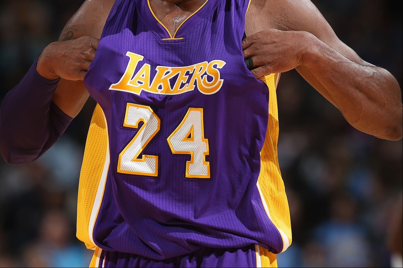 El jersey #24 de Kobe Bryant #24 con Los Angeles Lakers.