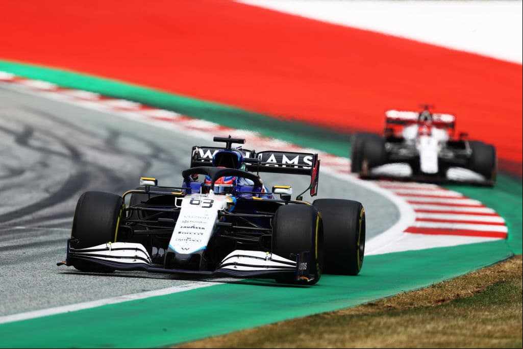 Lando Norris se corona en casa y es ganador del Gran Premio de Austria en la Formula 1. El piloto neerlandés comparte podio con Valtteri Bottas de Mercedes, quien se llevó la segunda posición y Lando Norris de McLaren con la tercera plaza. Lewis Hamilton se quedó en cuarto lugar seguido del mexicano Sergio Pérez.