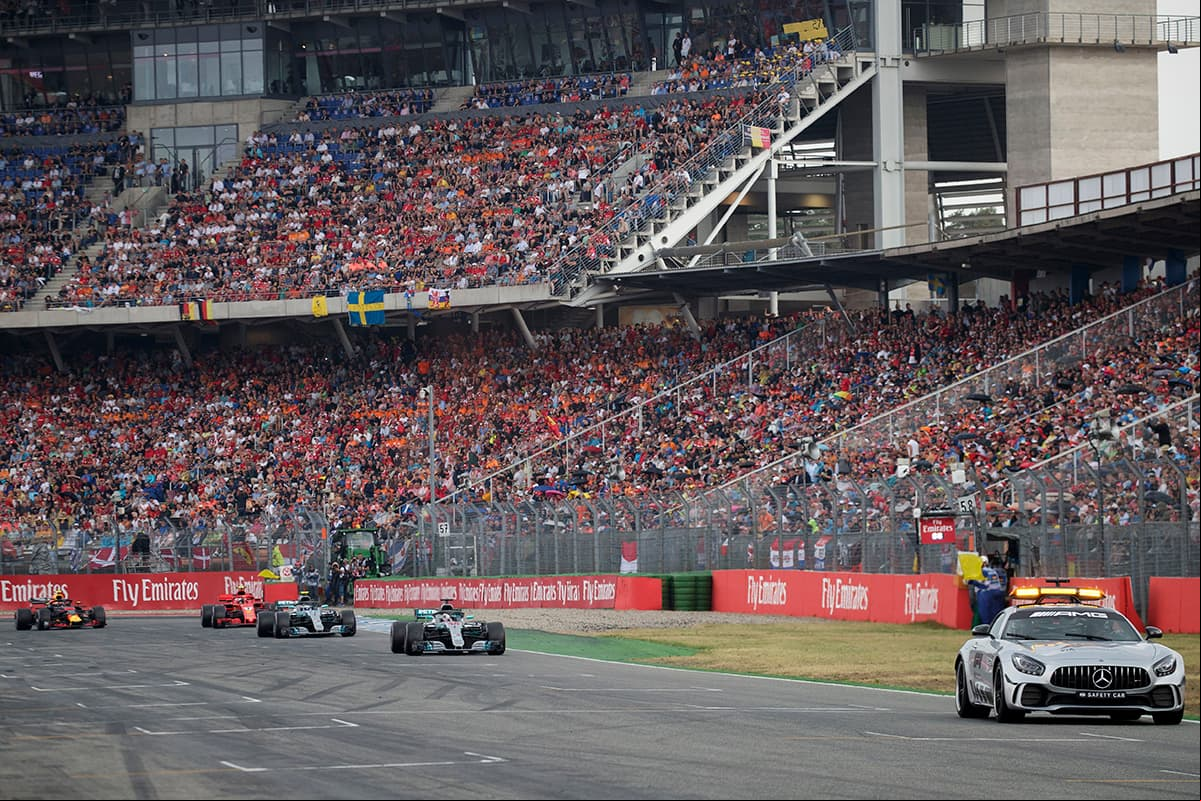 El auto de seguridad tuvo que salir a la pista un par de vueltas después del incidente de Vettel, agregándole dramatismo al desenlace de la competencia.
