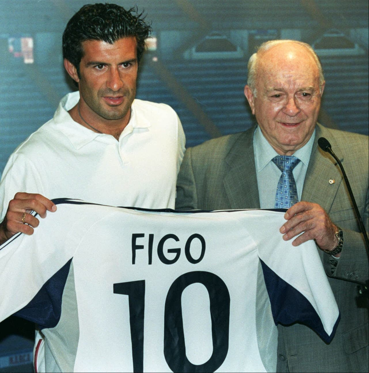 El repentino paso de Figo del Barcelona a Real Madrid casi que lo convirtió de inmediato en un enemigo público del equipo catalán, cuyos hinchas le demostraron desprecio.