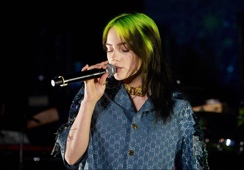 Además de su nuevo color de pelo, Eilish decidió agregarle algo más a su look y mostró un nuevo flequillo.
<br>