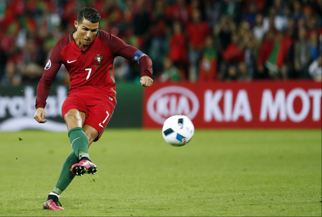 Cristiano Ronaldo tuvo varias ocasiones de gol, pero la estrella de los lusos no tuvo la puntería de su lado, combinado con la buena marca de los islandeses.