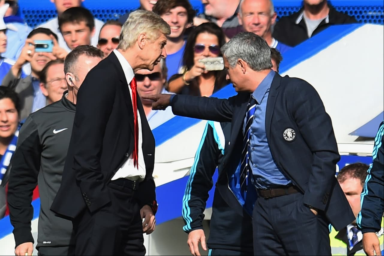 Arsene Wenger y José Mourinho se enfrentaron durante un partido entre Arsenal y Chelsea. De no ser detenidos, se habrían ido a los puños en 2014.