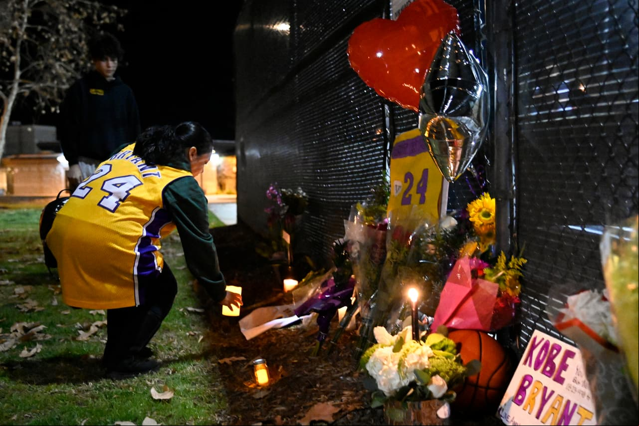 Christina Espinoza, una seguidora de Bryant, llevó una vela a un pequeño monumento conmemorativo improvisado en Calabasas, al oeste de Los Ángeles, cerca de donde ocurrió la tragedia.