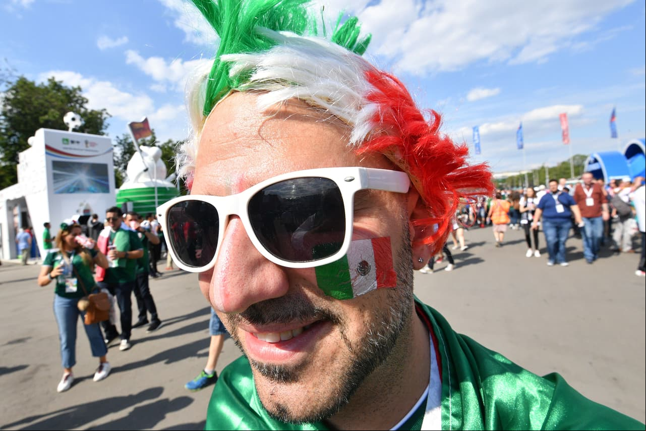 Los fanáticos de México sobresalieron frente a los de Alemania por sus atuendos, que entre sombreros, pinturas y demás, sin duda fueron más llamativos en medio del debut del grupo F del Mundial.