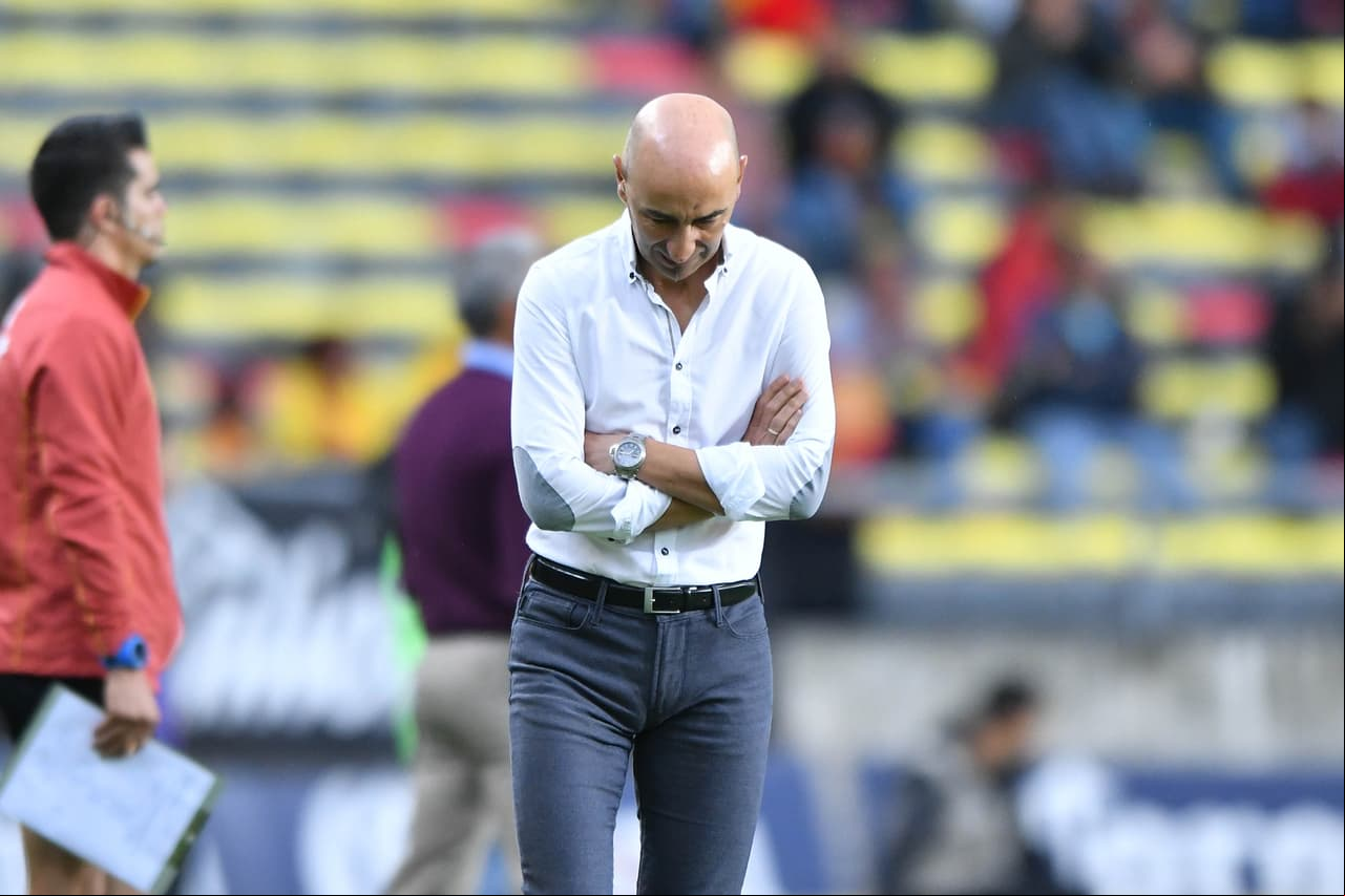 Ayestarán se muestra intranquilo pues su equipo tuvo un primer tiempo paupérrimo.