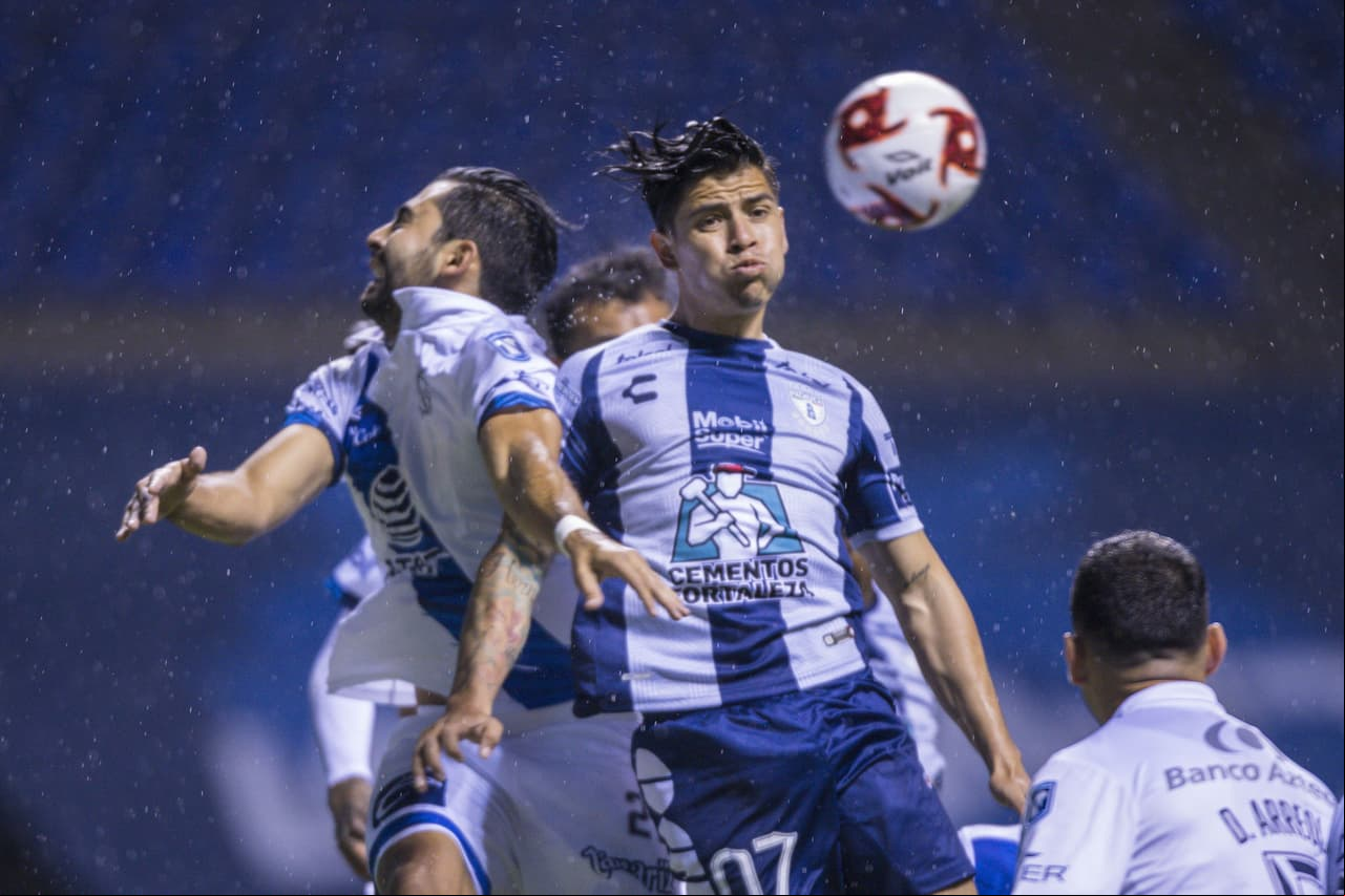 Juego aéreo durante el partido de Puebla contra Pachuca.