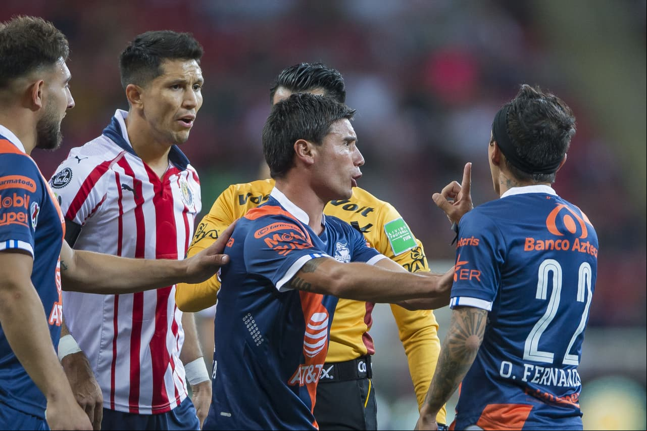 Fruto de la impotencia, hubo un conato de bronca al minuto 54', del que salió amonestado Josecarlos Van Rankin.