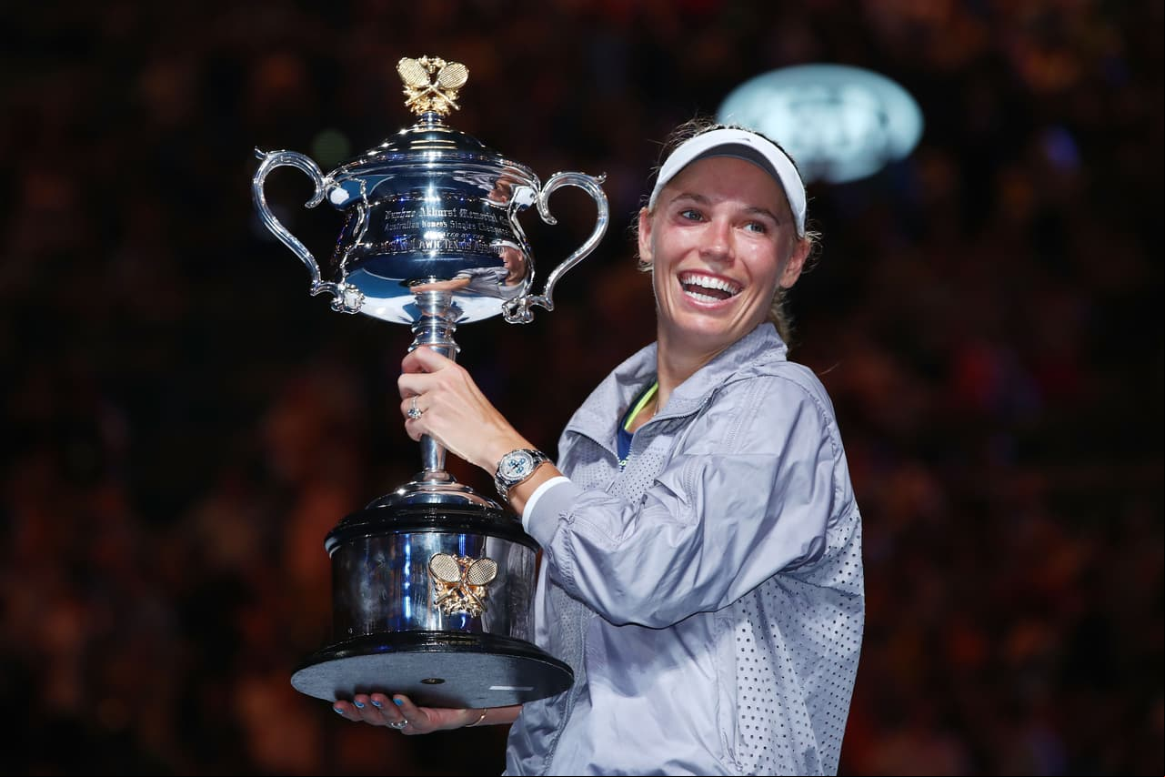 La danesa Carolina Wozniacki celebró así su primer título en un "Major", que de paso la devuelve al primer lugar de la clasificación femenina de tenis.