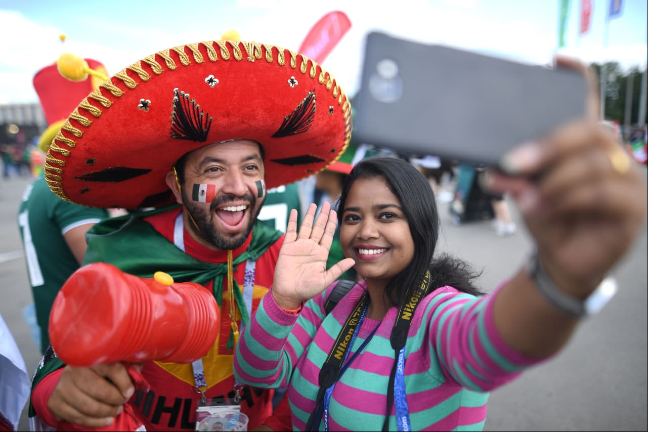 Los fanáticos de México sobresalieron frente a los de Alemania por sus atuendos, que entre sombreros, pinturas y demás, sin duda fueron más llamativos en medio del debut del grupo F del Mundial.