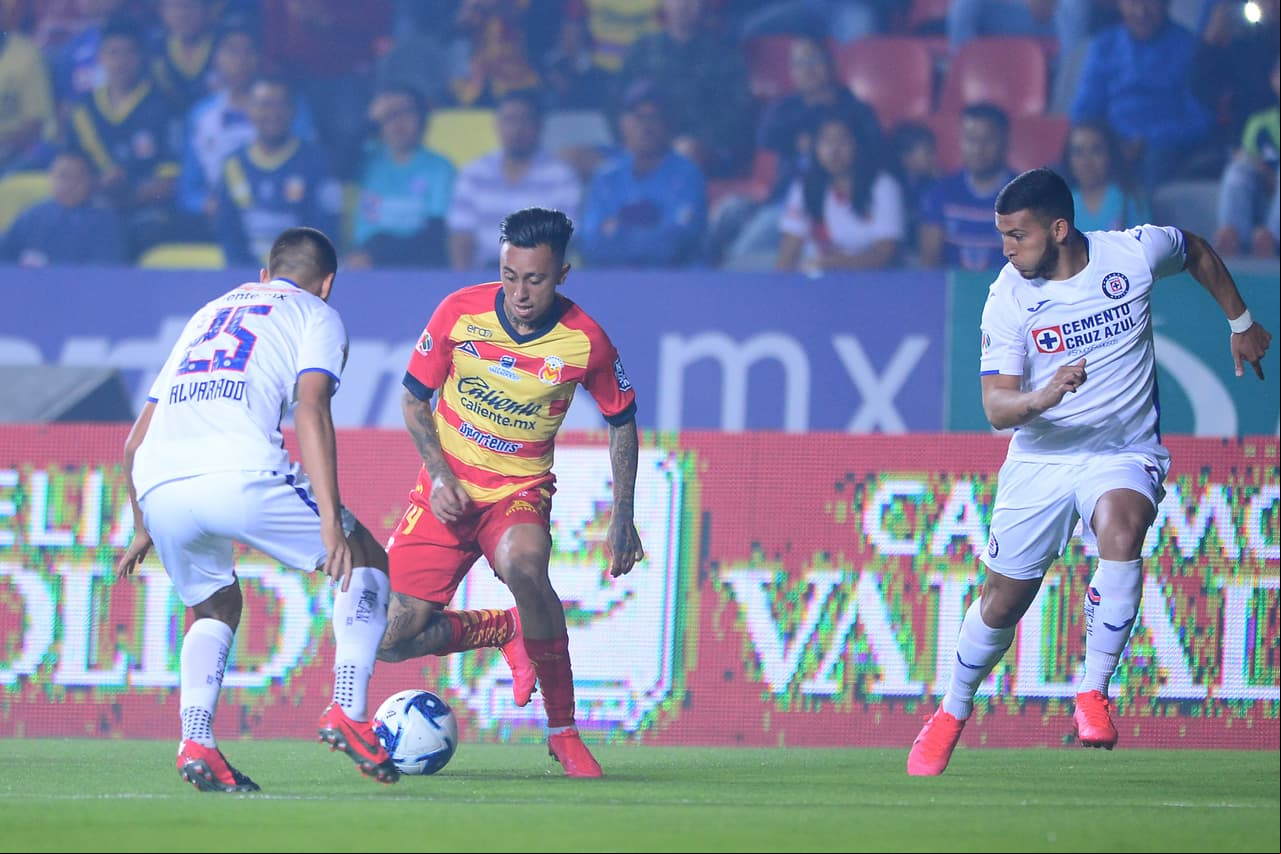 Martín Rodríguez se lleva por velocidad al jugador de Cruz Azul Roberto Alvarado.